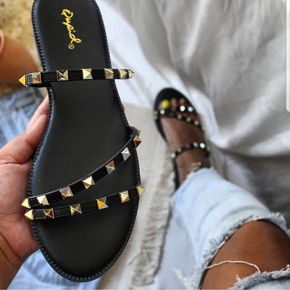 🆕️Summer Faves Collection// Black Strappy Sandal - Picture 3 of 5